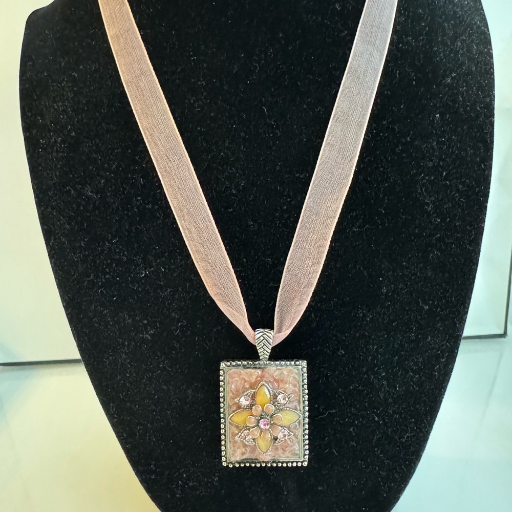 Elegant Floral Pendant Necklace